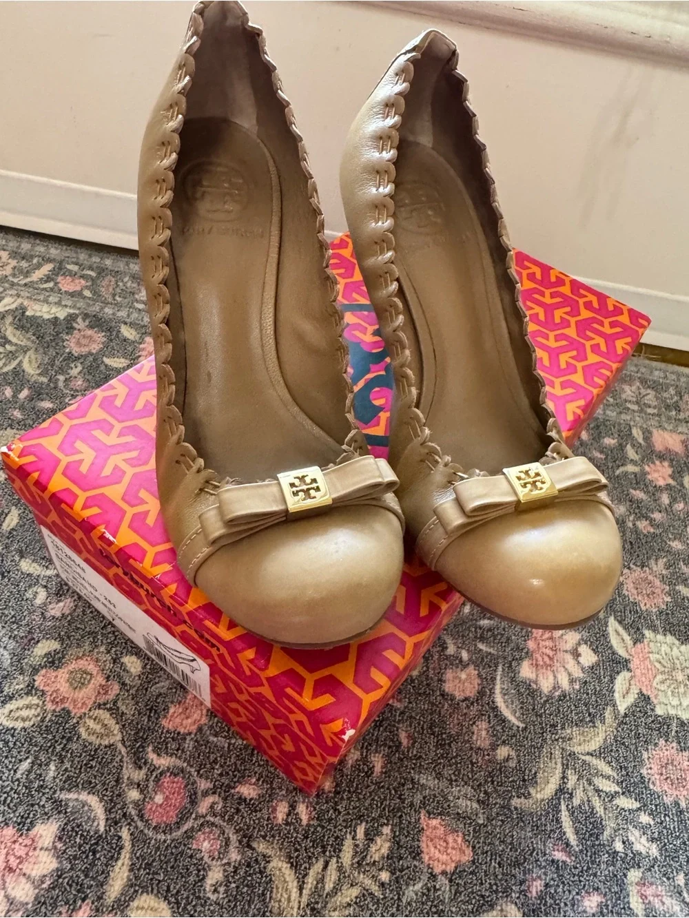 Tory Burch Romy Size 7 Tan Leather Round-Toe Heels with Bow and Logo Plaque